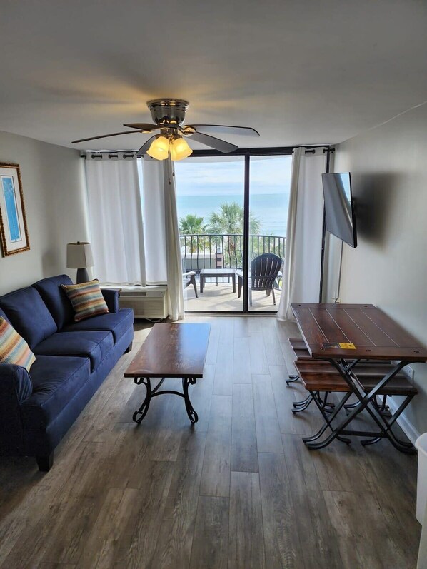 Living area - Great Ocean Front Condo in Heart of Myrtle Bech (Myrtle Beach)