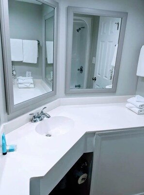 Combined shower/bathtub, hair dryer, towels - Great Ocean Front Condo in Heart of Myrtle Bech (Myrtle Beach)