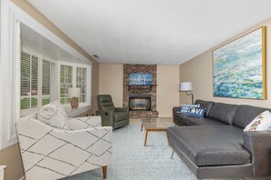 TV, fireplace, printers - Ideal Lakeshore location in serene wooded landscape with waterfalls. (Holland)