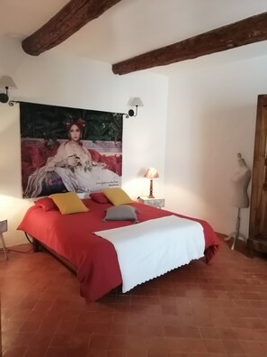 5 室のベッドルーム、デスク、アイロン / アイロン台、旅行用ベビーベッド