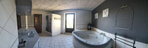 浴槽、ヘアドライヤー、石鹸、トイレットペーパー