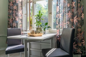 Interior - Cozy and luminous studio in a courtyard (Helsinki)