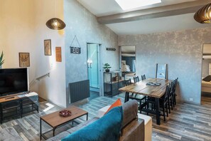 DVD player, books - AP6 - 2 BEDROOM APARTMENT - GITE CHEZ THOMAS ET JOHN "AP6 (Verdun)