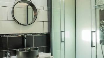 Shower, hair dryer, towels