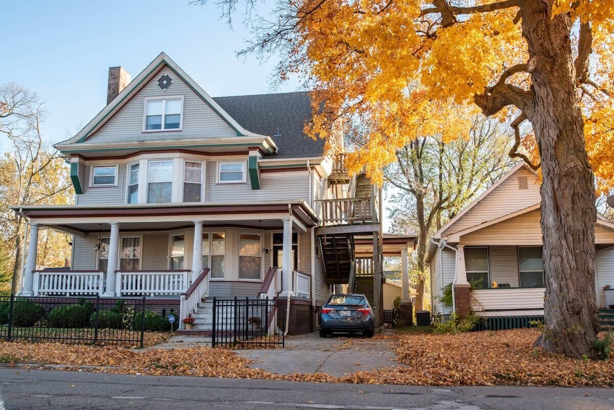 Spacious Modern Victorian: 3BR Main Unit