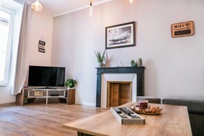 Téléviseur connecté, livres, bureau