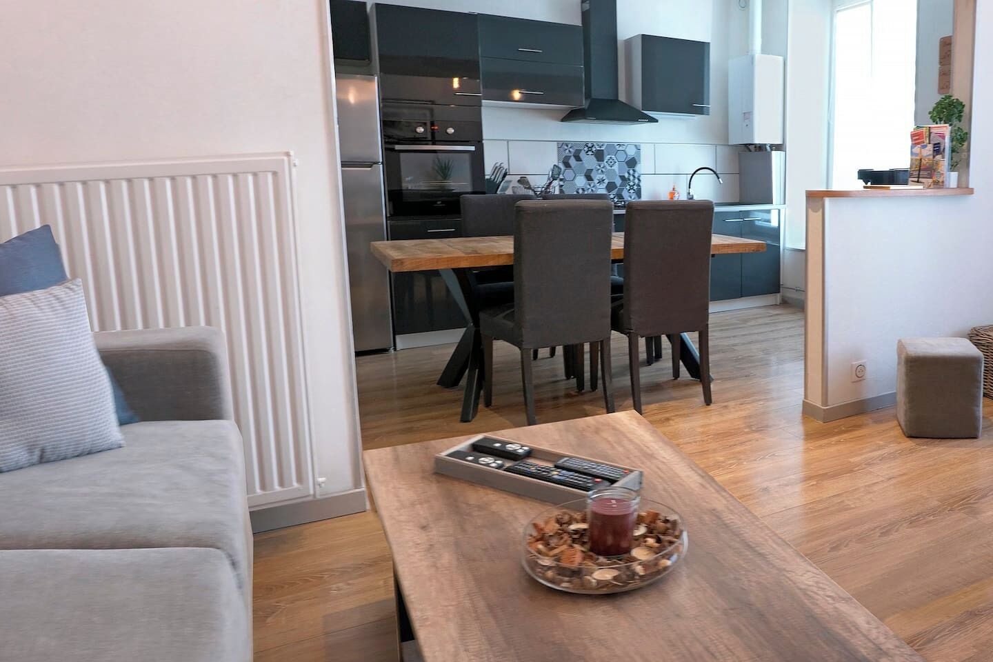 Een smart-tv, boeken en een kantoor