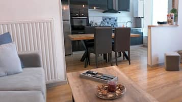 Een smart-tv, boeken en een kantoor