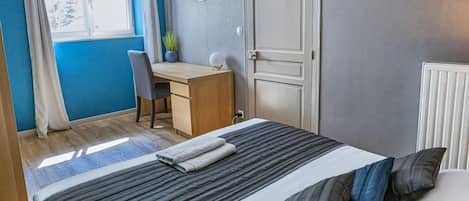 1 bedroom, desk, travel crib, WiFi