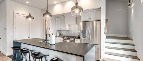 Refrigerador, microondas, horno, placa de cocina