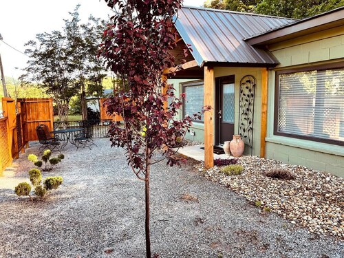 Charming Studio Getaway Near TIEC, Tryon & Landrum