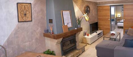 Smart TV, caminetto, libri