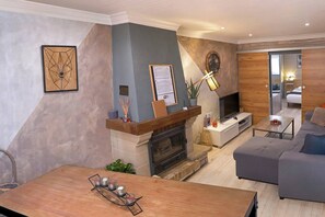 Smart TV, caminetto, libri