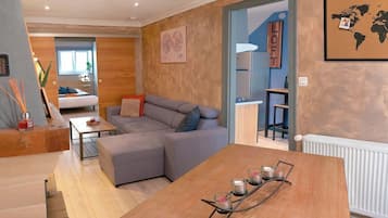 Smart TV, fireplace, stereo