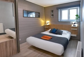 1 habitación, tabla de planchar con plancha y cuna de viaje