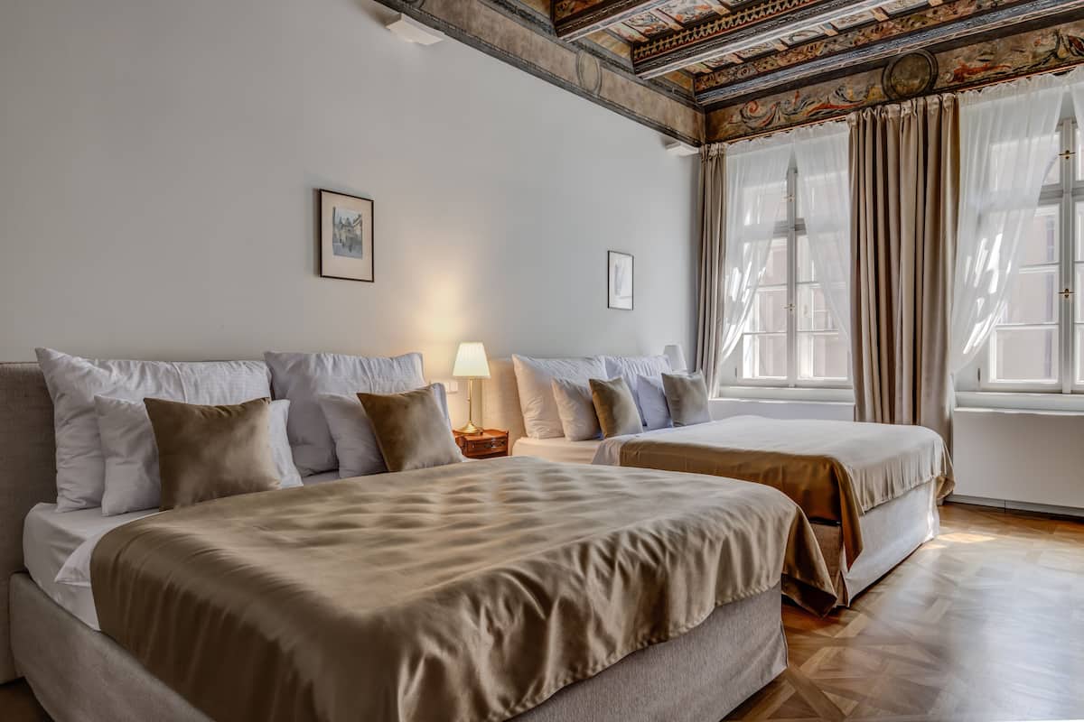 Standaard kamer | 2 slaapkamers, luxe beddengoed, Select Comfort-bedden, een bureau