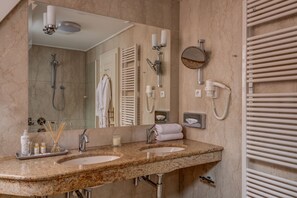Presidential Suite | Bathroom | Designer toiletries, hair dryer, bathrobes, slippers - Hotel Nerudova 211 (Prague)