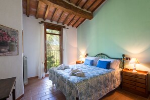 Hypo-allergenic bedding, down duvets, memory-foam beds, laptop workspace - Podere La Tona  (Gavorrano)