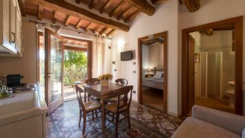 Departamento estándar | Cocina privada | Refrigerador con congelador, microondas y parrilla de estufa