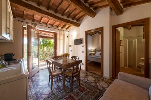 Standard Apartment | Private kitchen | Full-sized fridge, microwave, stovetop, espresso maker - Podere La Tona  (Gavorrano)