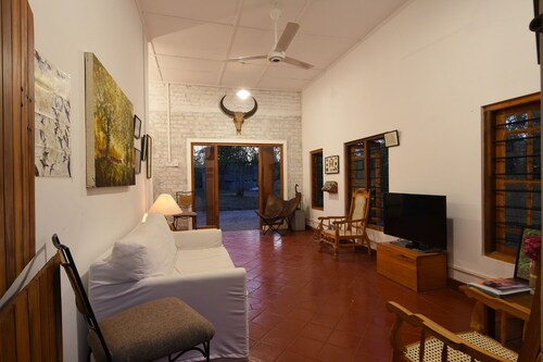 Safari Lodge by the lake/in a birding site