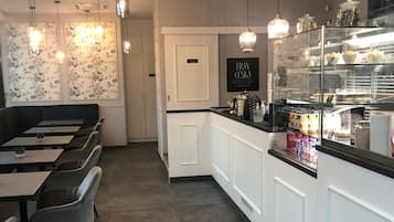 每日供应即点即煮早餐(每人 EUR 11)