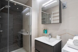 Deluxe Apartment, 1 Bedroom | Bathroom | Shower, free toiletries, hair dryer, towels - Avand Apartments Debrecen (Debrecen)