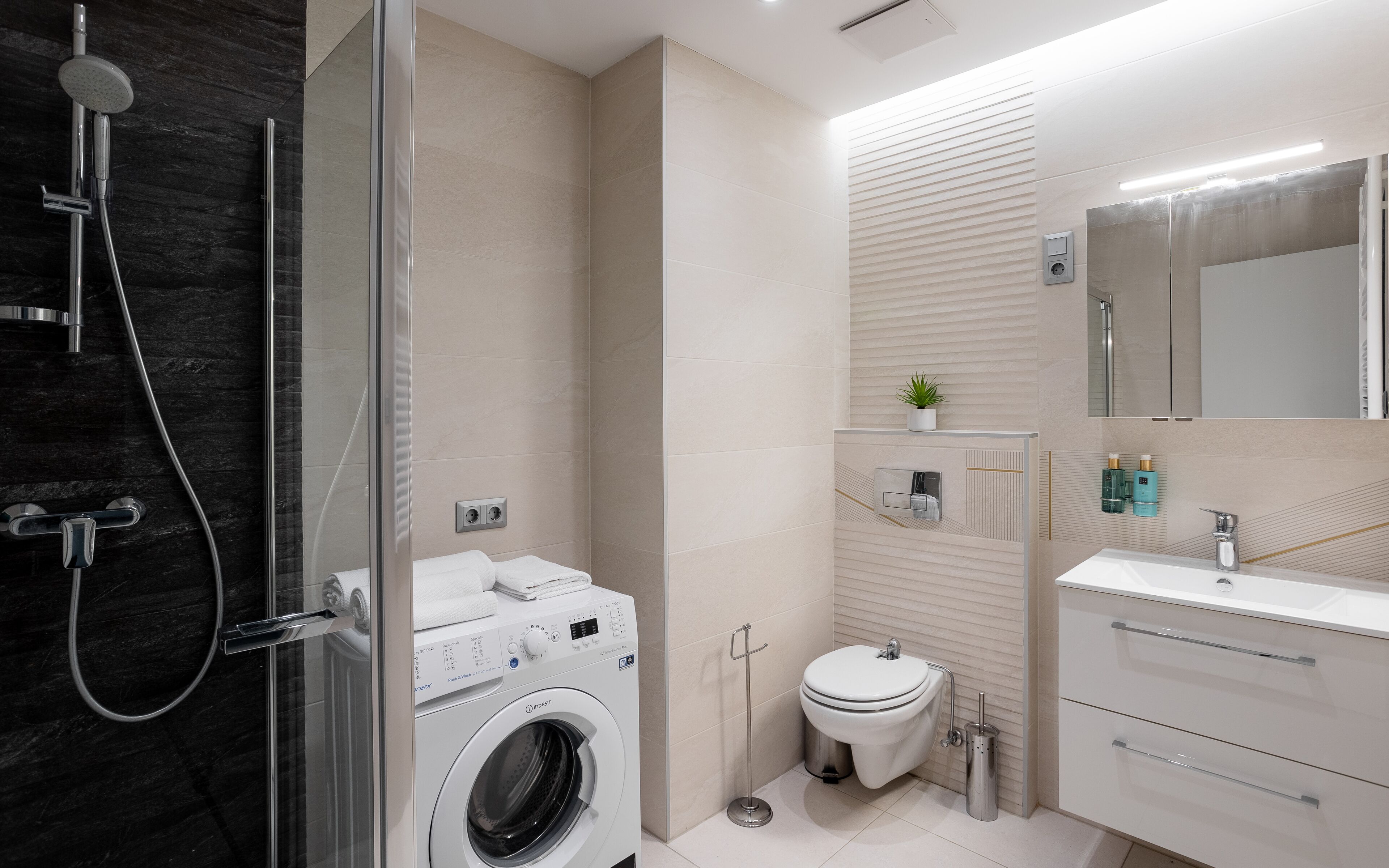 Apartamento superior, 1 habitación | Baño | Ducha, artículos de higiene personal gratuitos y secador de pelo