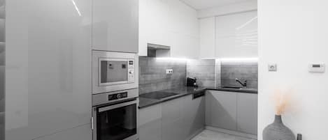 Appartement Deluxe, 1 chambre | Cuisine privée | Réfrigérateur, four à micro-ondes, un four, surface de cuisson