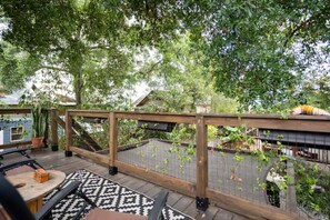 Outdoor dining - Cozy AF Tiny-House Oasis (Tampa)