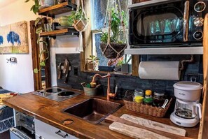 冷蔵庫、電子レンジ、オーブン、コンロ