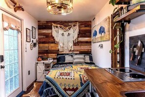 1 slaapkamer, een strijkplank/strijkijzer, gratis wifi, beddengoed