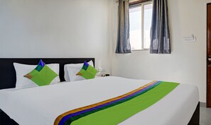 Habitación económica | Escritorio y tabla de planchar con plancha