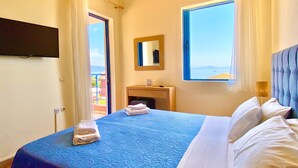 Una camera da letto con un letto, un comodino, uno specchio e una finestra vista.