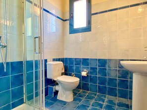 Douche, sèche-cheveux, serviettes fournies