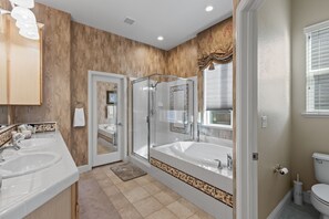 Combined shower/bathtub, hair dryer, towels, soap