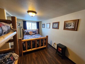 4 bedrooms, desk, iron/ironing board, free WiFi - A-Frame Cabin between Kenai & Kasilof Rivers (Soldotna)
