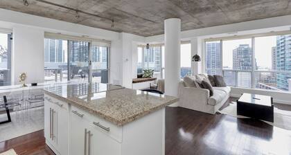 Spectacular Terrace - City/Lake View - 5 mins from major attractions