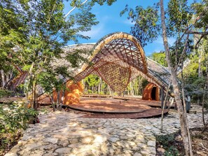 المنطقة المحيطة بالمنشأة