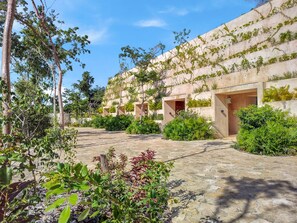 المنطقة المحيطة بالمنشأة