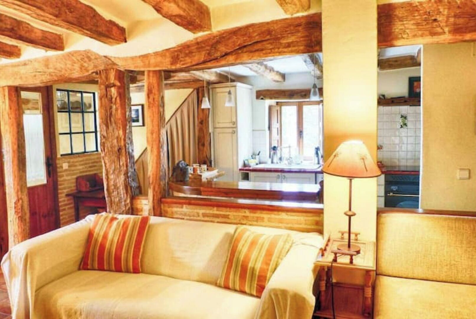 Televisión, chimenea, libros y estéreo 