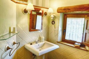 Een douche, een haardroger, handdoeken, zeep