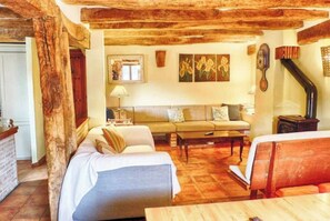 Televisie, een open haard, boeken en een stereo