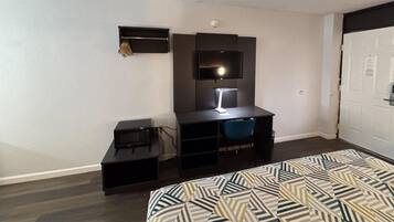 Kamar Deluks, 1 Tempat Tidur Queen, Bebas Asap Rokok, lemari es & microwave | 1 kamar tidur, setrika/meja setrika, Wi-Fi gratis, dan seprai linen