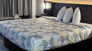 A hotel room with a bed, a desk, a phone, and a lamp. - Motel 6 – Conway, SC (Conway)