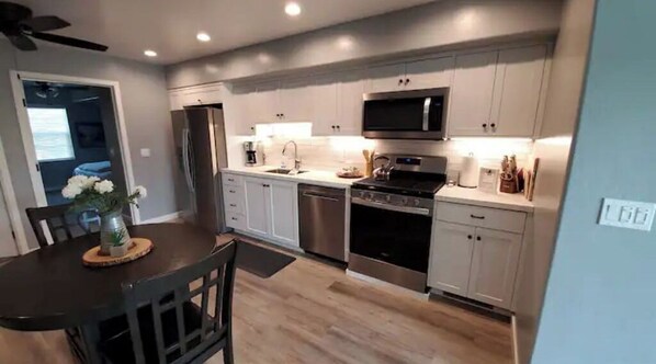 Refrigerador, microondas, horno y parrilla de estufa 