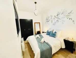 1 chambre, fer et planche à repasser