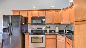 Réfrigérateur, micro-ondes, plaque de cuisson, cafetiÚre/bouilloire