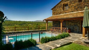 A stone building with a pool and a view of a mountainous landscape. - Le Chêne Creux Country House (Campillejo)