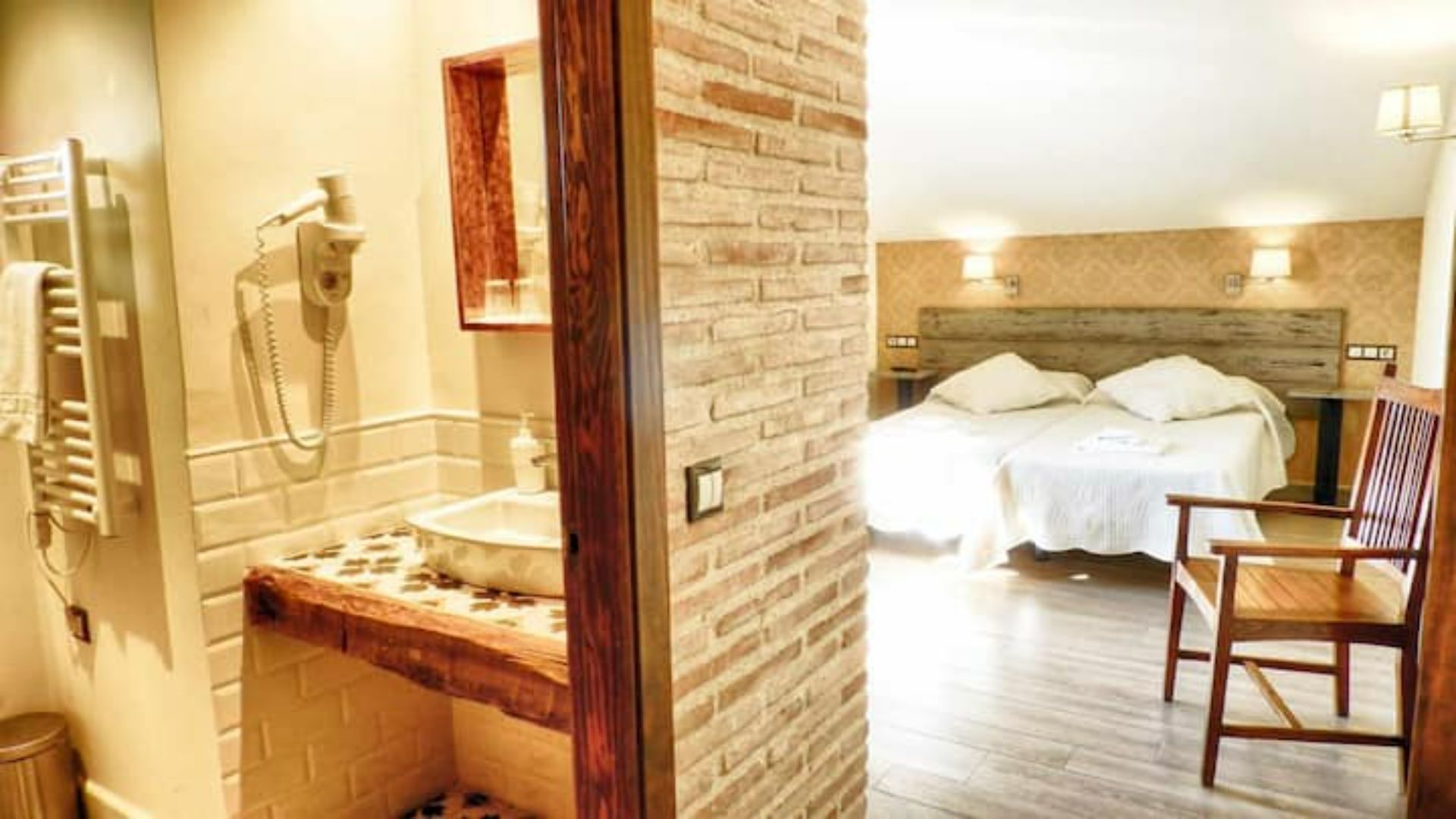 8 bedrooms, free WiFi, bed sheets, wheelchair access